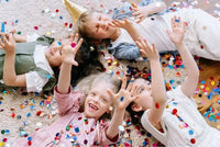 20 kreative Spiele für drinnen: So unterhältst du deine Kinder an Regentagen