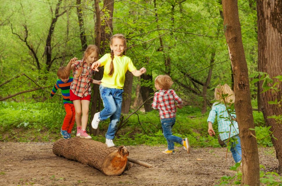 Kinderspiele draußen: Abenteuer im Freien für kleine Entdecker