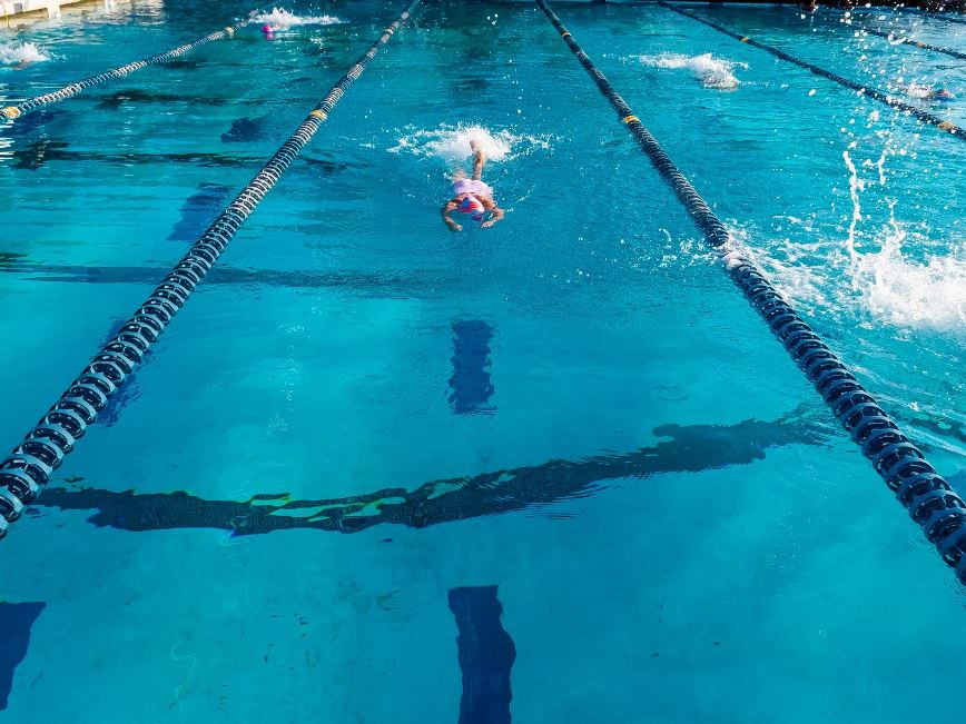 Schatzsuche im Schwimmbad: 10 lustige Tauch-Aufgaben für Kinder