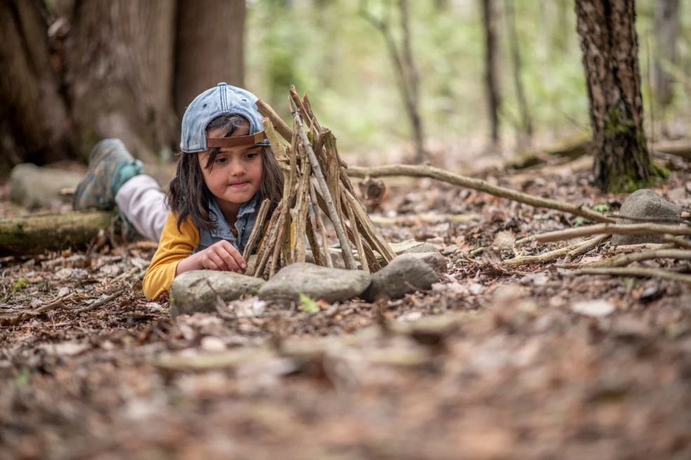 Spielen im Wald mit Kindern