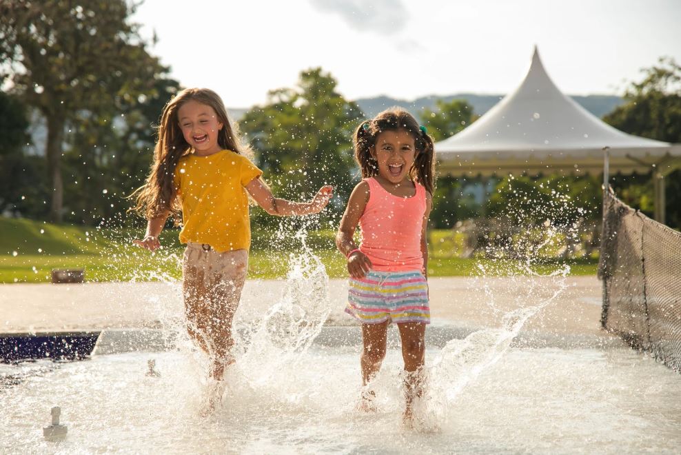 Wasserspiele Ideen für den perfekten Kindergeburtstag am Baggersee - So wird das Fest zum Highlight
