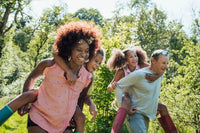 Huckepackrennen für Kindergeburtstage: Der ultimative Outdoor-Spaß für kleine Abenteurer! 🏃‍♂️🎉👬 - schnitzeljagd-kinder