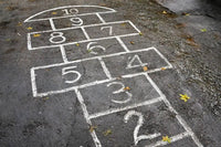 Hüpfspiele: Anleitungen, Spielregeln und kreative Varianten - schnitzeljagd-kinder