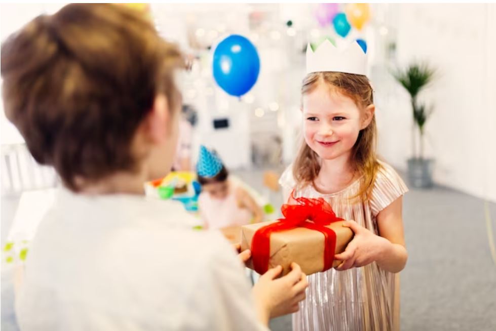 Geschenk Spielerisch Überreichen-Spaß und Freude schenken: Tipps zur spielerischen Geschenkübergabe für Kinder