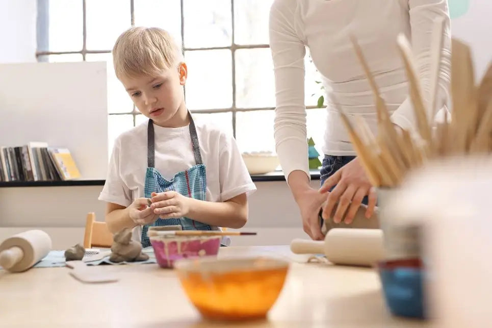 Kneten, Formen, Feiern: So planst du den perfekten Kindergeburtstag in der Töpferei