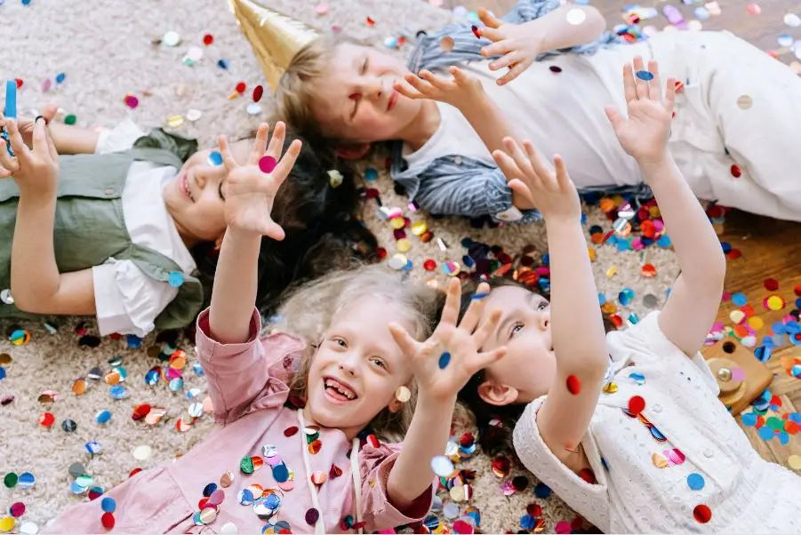 Lachende Kinder, glückliche Eltern: 5 verrückte Geburtstagsspiele für unvergessliche Kinderfeiern