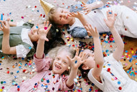 Lachende Kinder, glückliche Eltern: 5 verrückte Geburtstagsspiele für unvergessliche Kinderfeiern