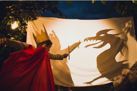 Papierschnipsel-Drachen: Kreative Flugmonster aus bunten länglichen Streifen