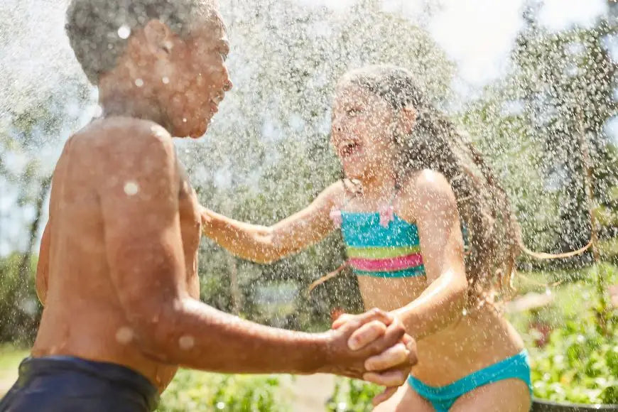 Wasserspaß im Garten: 10 erfrischende Spielideen für Kinder an heißen Sommertagen