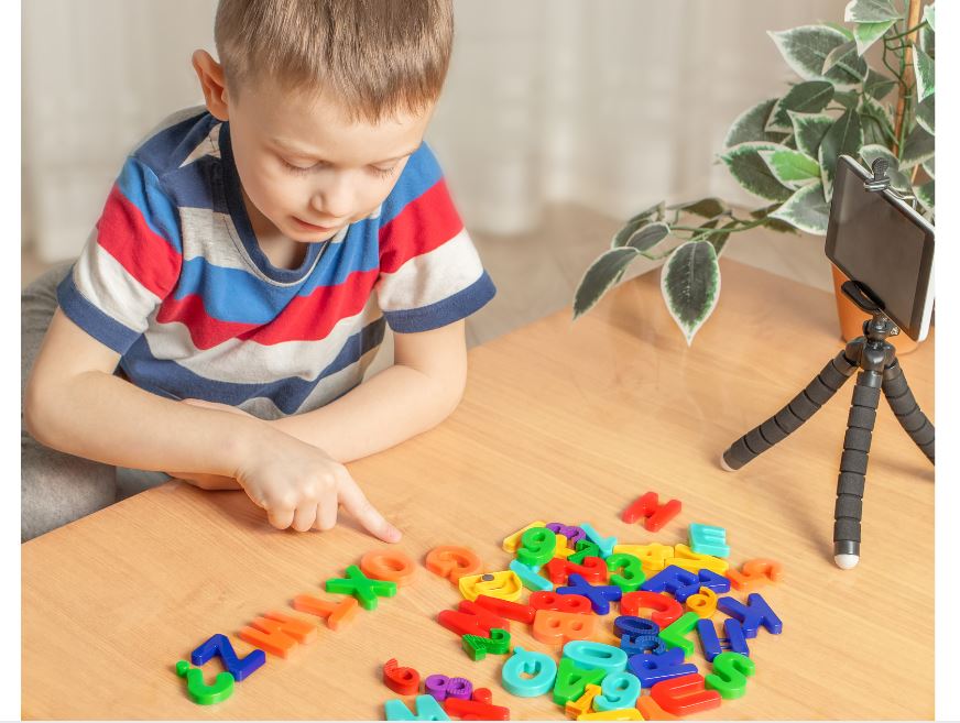 Wanddekoration mit Kindern: Ein Jahreszeiten-Baum