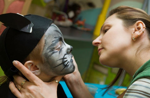 Halloween-Schminke für Kids: Coole Tipps zum Gruselig-Werden