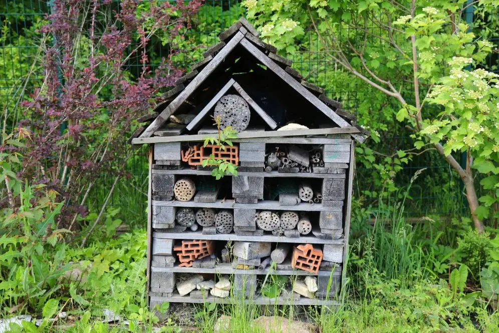 Insektenhotel: Bastelspaß mit kleinen Schnipseln für Käfer