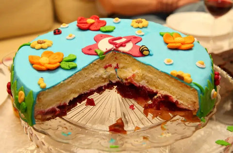 Lustige- Kuchen- Kindergeburtstag -Mädchen