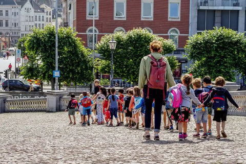 Spazieren -mit -Kindern- Eine- Entdeckungsreise- voller- Abenteuer