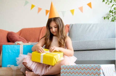 Geschenk Spielerisch Überreichen-Spaß und Freude schenken: Tipps zur spielerischen Geschenkübergabe für Kinder